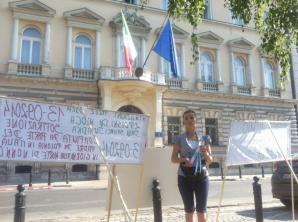 [VIDEO] Polka protestuje dziś przed Ambasadą Włoch w Warszawie domagając się zwrotu uprowadzonego 2 lata temu 10 letniego wówczas syna!