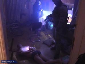 [VIDEO]  W ulicznym korku policja dorwała gangsterów z Poznania! Ośmiu bandytów zakutych w biały dzień