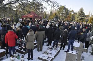 [VIDEO] Tłumy pożegnały Piotra Wawrzynowicza. Urna z prochami bestialsko zamordowanego studenta prawa spoczęła na cmentarzu w Świnoujściu