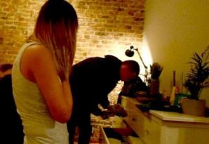 Przemytniczka markowych ciuchów skończyła w szpitalu! Po akcji Rutkowskiego kobietę odwiozła karetka a policja przejęła podrabianą odzież przemycaną z Turcji