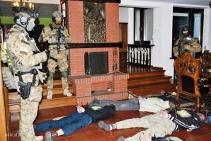 Kolejna nielegalna wytwórnia papierosów zlikwidowania. Zatrzymano osiem osób! 