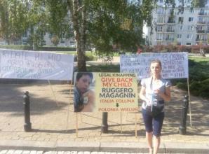 [Video] Madre polacca fa riferire  alle forze dell'ordine antimafia il giudice e gli avvocati che  scandalosamente non permettono  il ritorno del ragazzo polacco per il nostro paese! Notifica  Direzione Investigativa Antimafia (DIA)