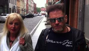 [VIDEO] Dlaczego prokuratura w Toruniu nie kończy dramatu atakowanej kamieniami i smołą biznesmenki? Ofiara ataków sama wskazuje lokal, z którego napastnik pobierał słoiki ze smołą! 