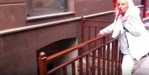 [VIDEO] Dlaczego prokuratura w Toruniu nie kończy dramatu atakowanej kamieniami i smołą biznesmenki? Ofiara ataków sama wskazuje lokal, z którego napastnik pobierał słoiki ze smołą! 