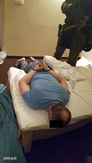 [VIDEO] Uciekł z warszawskiego szpitala. Odbili go znajomi? Wpadł w hotelu w Gdańsku! 