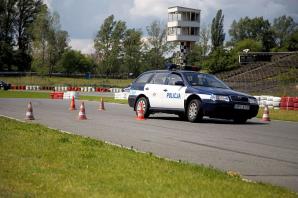 Kujawsko-pomorscy policjanci doskonalili technikę jazdy samochodem