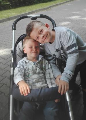 Antoś cierpi na wadę stóp nazywaną stopy końsko-szpotawe. Jedyną możliwością jest operacja. Jej termin wyznaczono na październik 2017 roku. Pomóżmy zebrać fundusze na jej realizację! 