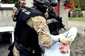[VIDEO] Strzelce Krajeńskie: 21-latek zatrzymany przez antyterrorystów do sprawy brutalnego zgwałcenia 8-latki