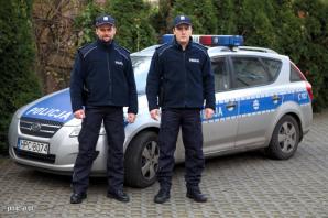 [VIDEO] Policjanci ze Szwederowa uratowali mężczyznę. Pomagał im również świadek zdarzenia