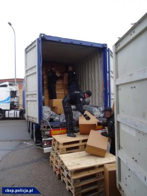 Ujawnienie przemytu w wyniku współpracy służb. Ponad 5,6 mln papierosów przejęte przez CBŚP i KAS