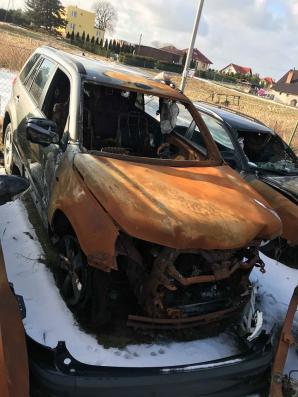 [VIDEO] Rutkowski: Siedem spalonych samochodów i jeden autobus. Poszukujemy człowieka z silnie poparzoną prawą dłonią z okolic Kętrzyna, którego zarejestrowała kamera monitoringu! 