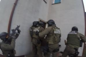 [VIDEO] CBŚP, KaOSG i Prokuratura Krajowa rozbili grupę, której członkowie przemycili 15 ton marihuany i sprzedali 300 kg amfetaminy