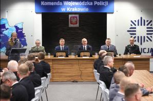Spotkanie szefa MSWiA z funkcjonariuszami z Małopolski