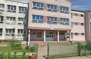 [VIDEO] 15-latek zasztyletowany w szkole w warszawskiej dzielnicy Wawer! Patriot24 od 2 lat alarmował o zagrożeniu w tej dzielnicy, ale prokuratura, sędzia Małgorzata Orzech-Placek i burmistrz dzielnicy Łukasz Jeziorski sprawy zagrożeń nożami zatuszowali!