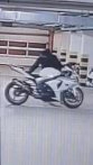 Rutkowski we Wrocławiu: Oto złodziej Harleya Davidsona oraz luksusowego motocykla marki Suzuki ze złotymi felgami! Kto go rozpoznaje?!