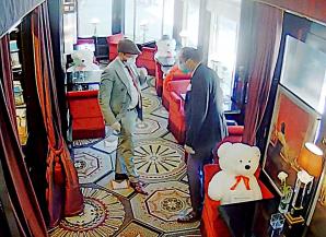 [VIDEO] Des prix de 5000 euros sont offerts par Krzysztof Rutkowski au nom de la victime de Suisse! Qui reconnaît les fraudeurs qui ont commis un autre crime il y a une semaine, non plus à Amsterdam mais à Monaco?