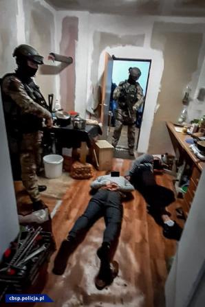 [VIDEO] Rozbita grupa, zlikwidowana fabryka i przejęty towar. Zatrzymano 7 os. w tym 2 obywateli Polski i 5 obywateli Białorusi.  