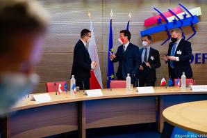 [VIDEO] O szczepionkach, energetyce jądrowej i biznesie premier Mateusz Morawiecki z Prexydentem Francji