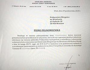 [VIDEO] Wyłudził 67 mln zł, do więzienia nie idzie, bo „jest biedny”, chory na zwolnieniu „i musi leżeć”. A Mercedesem podjechał do salonu BMW! Czy Prezesi dolnośląskich sądów, którzy dają się mu nabierać na te prostackie kłamstwa, podadzą się do dymisji?