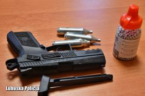 [VIDEO] Nie ma zgody dla bandytów na drodze. Poważne zarzuty dla 33-latka, który groził przedmiotem przypominającym broń prawidłowo jadącemu kierowcy