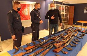 Mazowieccy policjanci przekazali broń do muzeum