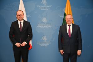Wizyta wiceszefa polskiej dyplomacji w Wilnie. Polska i Litwa z niepokojem odnotowały postępującą eskalację napięć w regionie poprzez gromadzenie znacznych sił wojskowych Rosji wokół granic Ukrainy i na Białorusi
