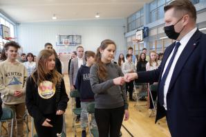 [VIDEO] Uczyć się to wasz obowiązek na kolejne miesiące – powiedział szef MEiN w SP nr 7 w Lublinie, gdzie spotkał się zarówno z polskimi uczniami, jak również z przyjętymi do szkoły dziećmi z Ukrainy