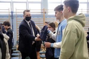 [VIDEO] Uczyć się to wasz obowiązek na kolejne miesiące – powiedział szef MEiN w SP nr 7 w Lublinie, gdzie spotkał się zarówno z polskimi uczniami, jak również z przyjętymi do szkoły dziećmi z Ukrainy