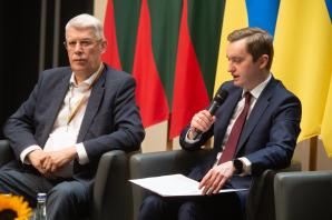 Wiceminister Sebastian Kaleta na międzynarodowej konferencji o odpowiedzialności za zbrodnie na Ukrainie. W spotkaniu w Wilnie uczestniczyli m.in. Litwa, Wielka Brytania, Łotwa, Ukraina, USA