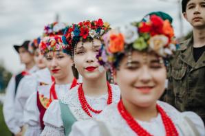 [VIDEO] Premier odsłonił mural kapitana Kurpińskiego i uczestniczył w otwarciu pneumatycznej strzelnicy w Myszkowie