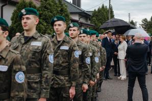 [VIDEO] Premier odsłonił mural kapitana Kurpińskiego i uczestniczył w otwarciu pneumatycznej strzelnicy w Myszkowie