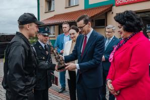 [VIDEO] Premier odsłonił mural kapitana Kurpińskiego i uczestniczył w otwarciu pneumatycznej strzelnicy w Myszkowie