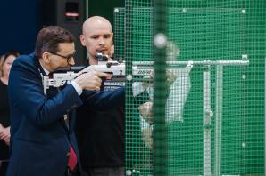 [VIDEO] Premier odsłonił mural kapitana Kurpińskiego i uczestniczył w otwarciu pneumatycznej strzelnicy w Myszkowie