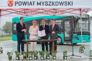 [VIDEO] Premier odsłonił mural kapitana Kurpińskiego i uczestniczył w otwarciu pneumatycznej strzelnicy w Myszkowie