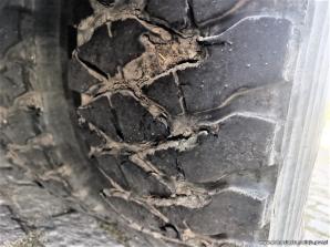 Ruszył w drogę na kompletnie „łysych” oponach