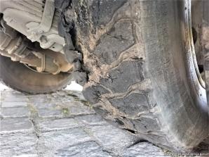 Ruszył w drogę na kompletnie „łysych” oponach