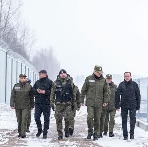 [VIDEO] Zakończenie prac przy pierwszym odcinku bariery elektronicznej na granicy polsko-białoruskiej – wydarzenie z udziałem kierownictwa MSWiA