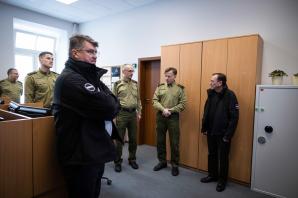 [VIDEO] Zakończenie prac przy pierwszym odcinku bariery elektronicznej na granicy polsko-białoruskiej – wydarzenie z udziałem kierownictwa MSWiA