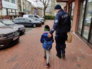Policjanci zabrali 6-latka od pijanego dziadka i nie zostawili go u pijanej babci