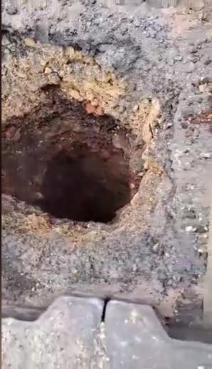 [VIDEO] Kompromitacja wójta gminy Psary! Zezwolił bardzo ciężkim ciężarówkom jeździć po osiedlowej drodze w Malinowicach zbudowanej na glinie  wyłożonej nie twardym tłuczniem, ale miękkimi, rozbitymi cegłami! 