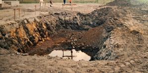 [VIDEO] Kompromitacja wójta gminy Psary! Zezwolił bardzo ciężkim ciężarówkom jeździć po osiedlowej drodze w Malinowicach zbudowanej na glinie  wyłożonej nie twardym tłuczniem, ale miękkimi, rozbitymi cegłami! 