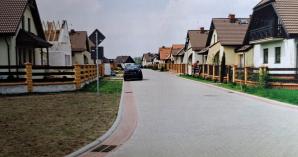 [VIDEO] Kompromitacja wójta gminy Psary! Zezwolił bardzo ciężkim ciężarówkom jeździć po osiedlowej drodze w Malinowicach zbudowanej na glinie  wyłożonej nie twardym tłuczniem, ale miękkimi, rozbitymi cegłami! 