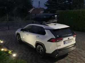 Biuro Rutkowski poszukuje samochodu BIAŁEJ TOYOTY RAV4 o numerach rej. WF 9059T skradzionego w Nowym Dworze Mazowieckim. Bezduszni złodzieje ukradli auto do przewozu niepełnosprawnego dziecka