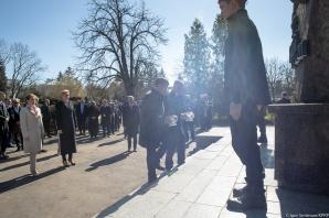 [VIDEO] W sobotę przed południem Prezydenci Polski i Węgier złożyli kwiaty przy tablicy smoleńskiej