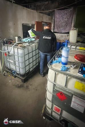 [VIDEO] Koniec nielegalnej produkcji: służby zlikwidowały rozlewnię alkoholu i fabrykę papierosów