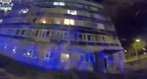 [VIDEO] Policjanci z Płocka wyciągnęli z płonącego mieszkania dwóch mężczyzn i zapobiegli możliwemu wybuchowi