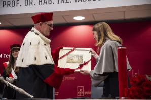 [VIDEO] Przewodnicząca Parlamentu Europejskiego Roberta Metsola została uhonorowana tytułem doktora honoris causa Politechniki Łódzkiej