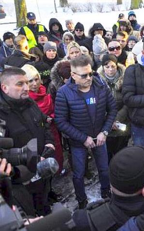 [VIDEO] Biały Marsz przeszedł ulicami Świnoujścia! Krzysztof Rutkowski z mieszkańcami uczcił pamięć zamordowanego studenta