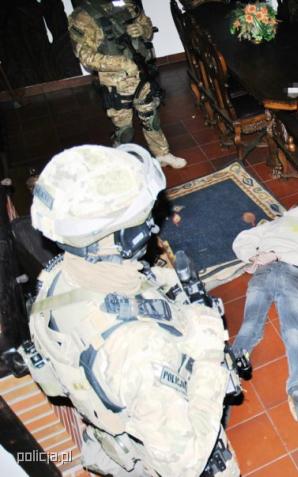 Kolejna nielegalna wytwórnia papierosów zlikwidowania. Zatrzymano osiem osób! 