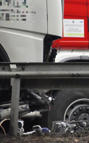 [VIDEO] Zachodniopomorskie: Zginęły dwie siostry służki. Ich punto zostało zepchnięte przez passata pod ciężarówkę